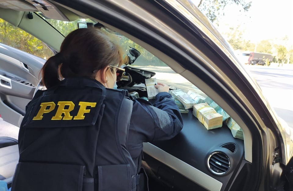 PRF apreende R$ 345 mil escondidos no fundo falso de um carro na BR-392, em Rio Grande