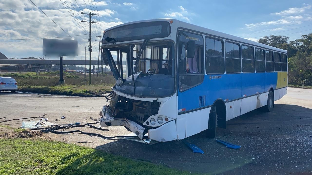 Acidente envolvendo ônibus e carreta deixa três feridos na BR-392, em Rio Grande