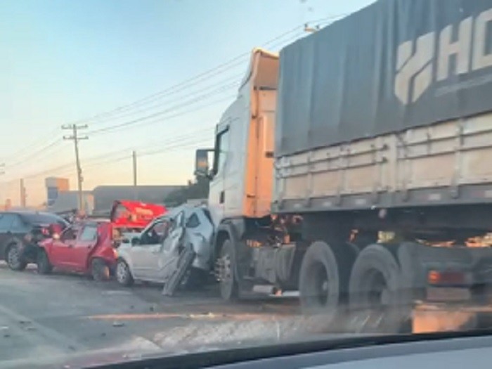 Acidente entre cinco carros e um caminhão é registrado na BR-392, em Rio Grande