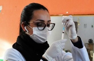 Trabalhadores de diversas categorias começam a ser vacinados contra a Covid-19