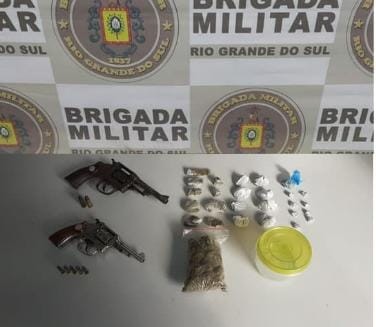 Dupla é presa em Rio Grande por roubo a pedestre com lesões, tráfico de drogas e porte ilegal de arma de fogo