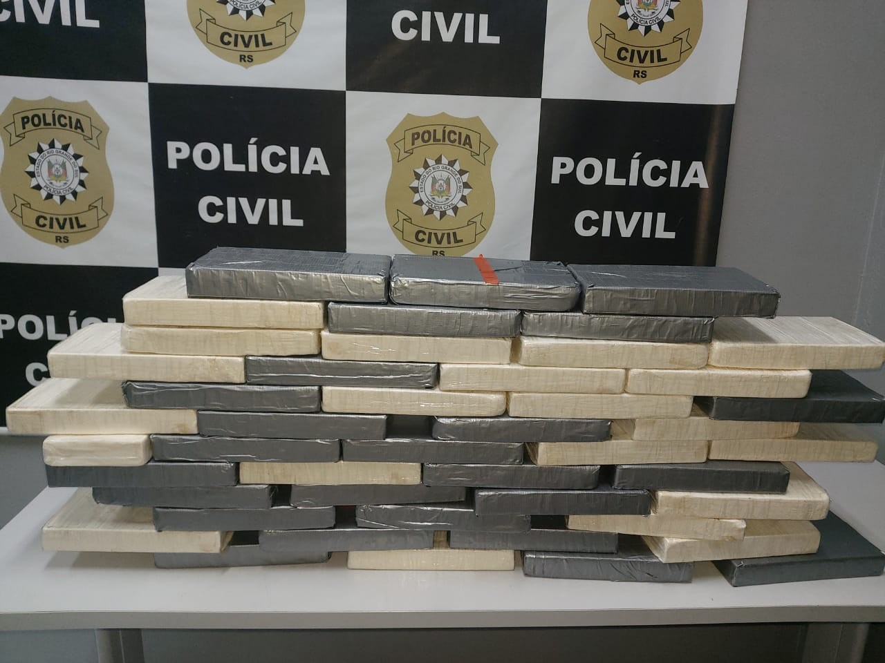 Kombi com mais de 80 kg de cocaína é apreendida na fila da balsa, em Rio Grande