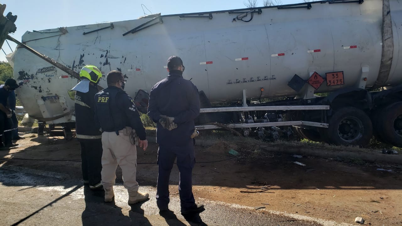 PRF libera trecho da BR-392 depois de três dias removendo produtos inflamáveis da rodovia