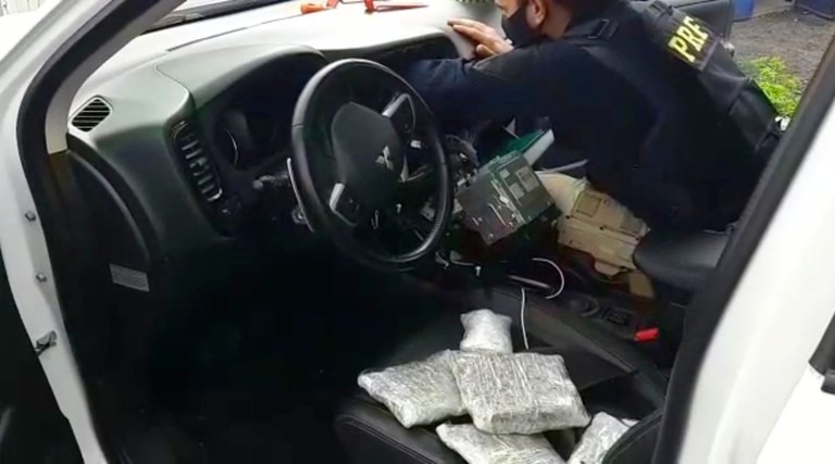 Homem de 25 anos é preso com skunk e haxixe na BR-392