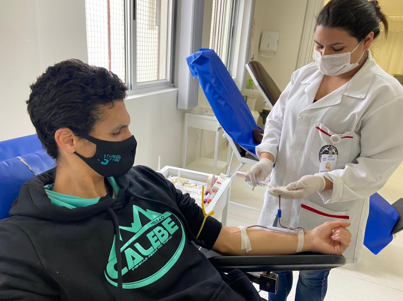 Jovem de 18 anos comemora aniversário realizando doação de sangue na Santa Casa