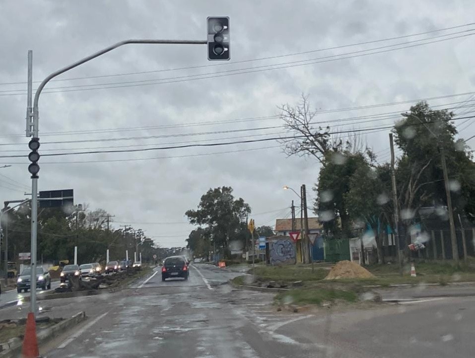 Semáforos são instalados pelo DAER à frente da loja Havan Rio Grande, na ERS-734