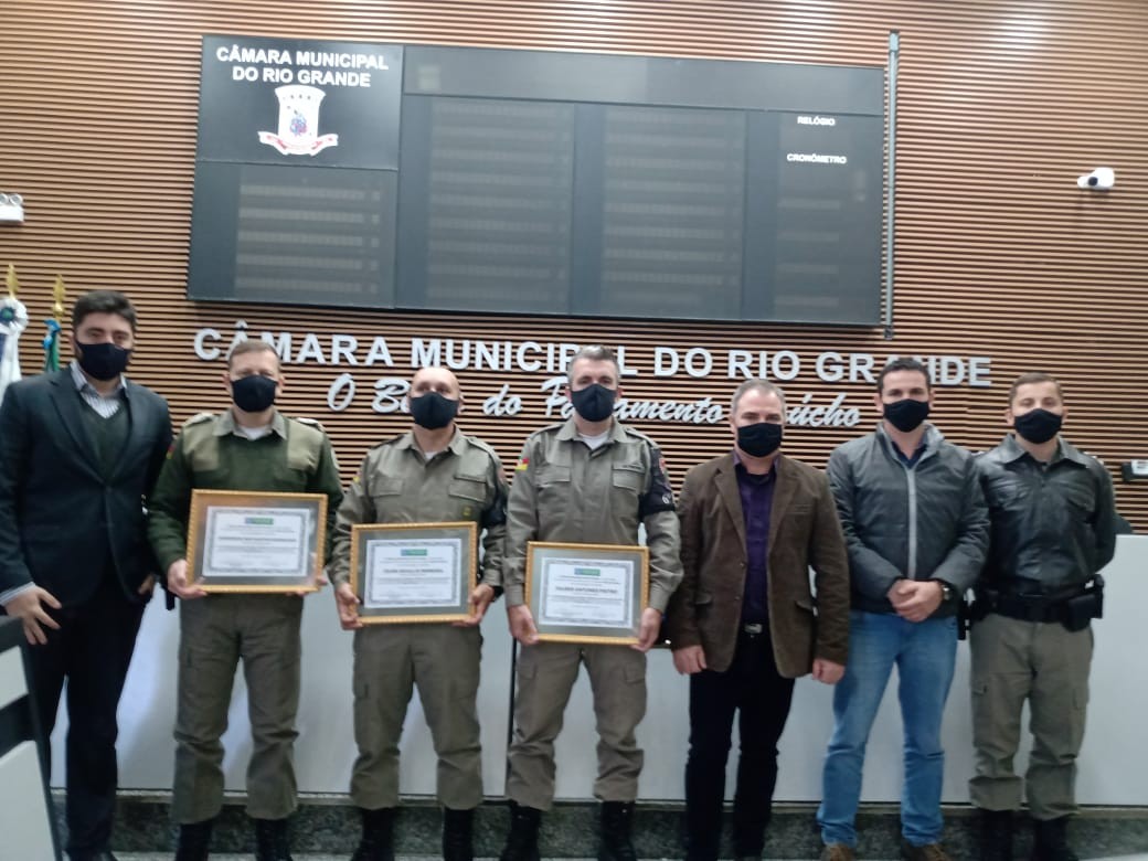 Policiais Militares recebem homenagem na Câmara Municipal após salvarem bebê engasgado