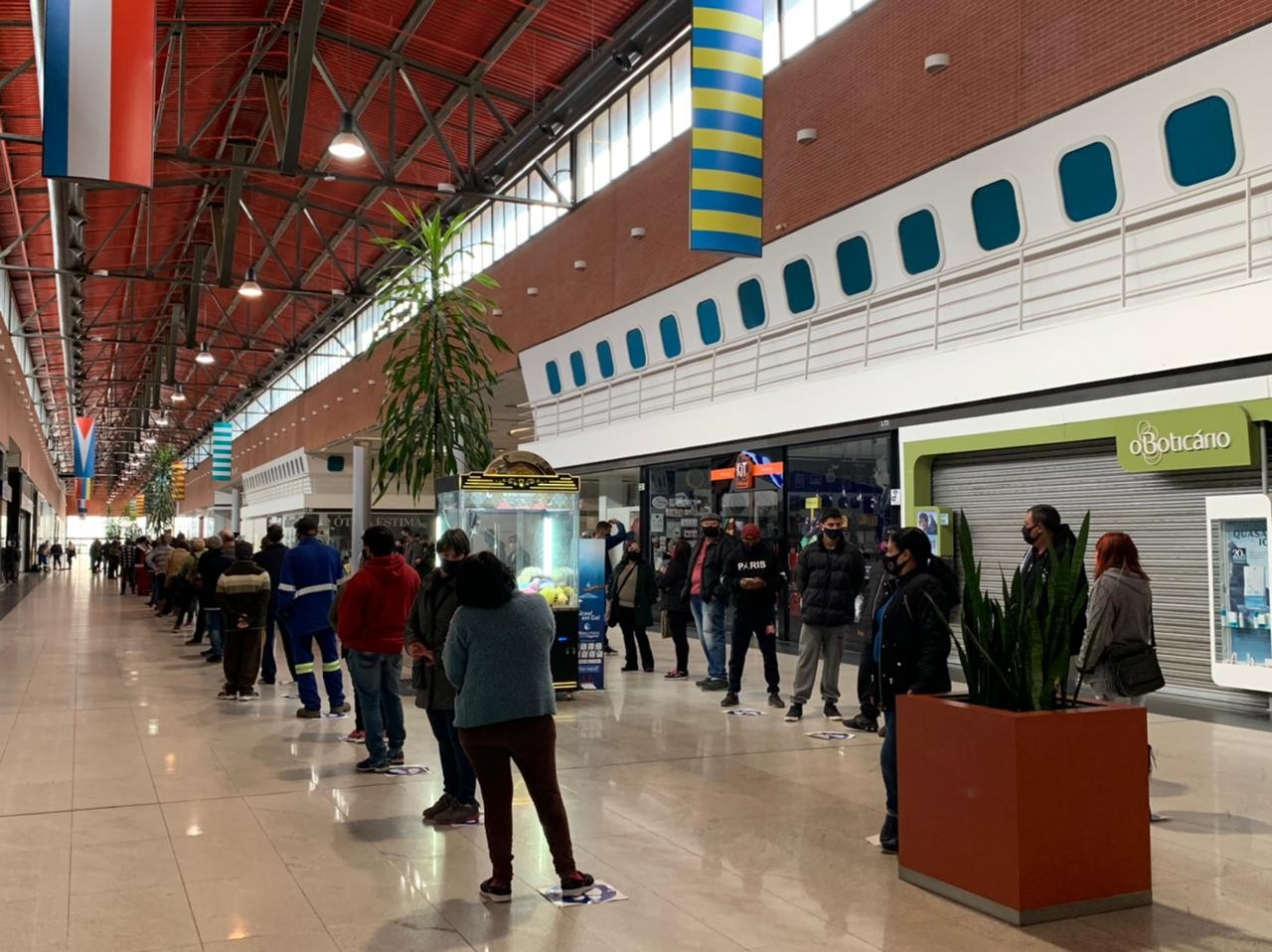 Vacinação contra a Covid-19 para pessoas com 54 e 53 anos segue nos shoppings de Rio  Grande até às 14h