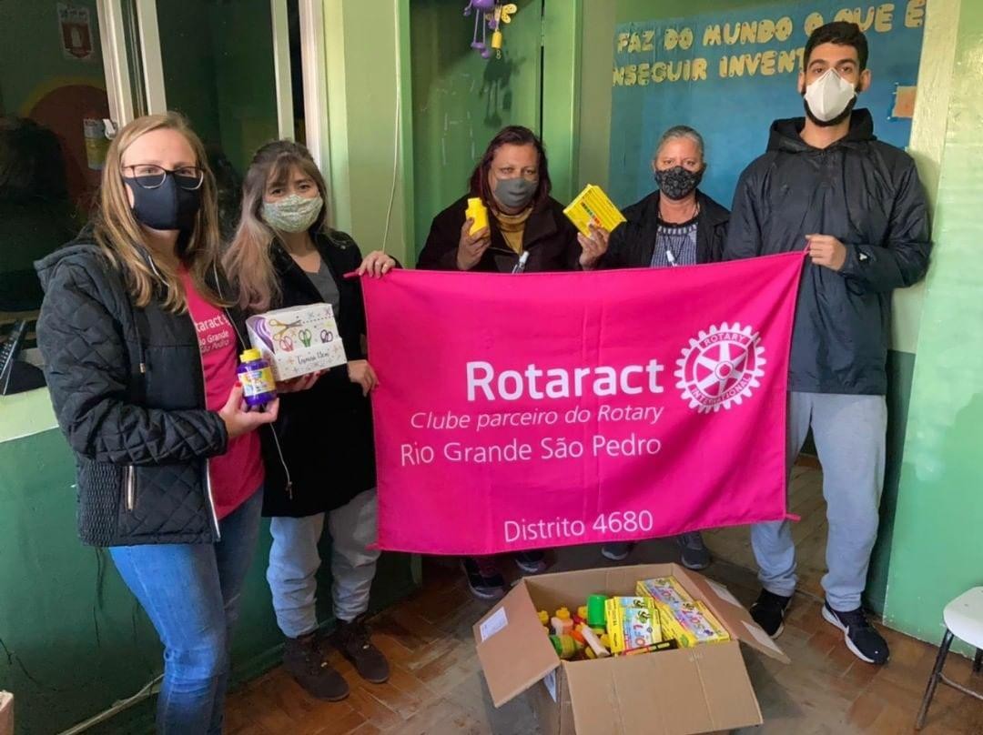 Rotaract Club de Rio Grande doa kits escolares à Escola Tia Luizinha