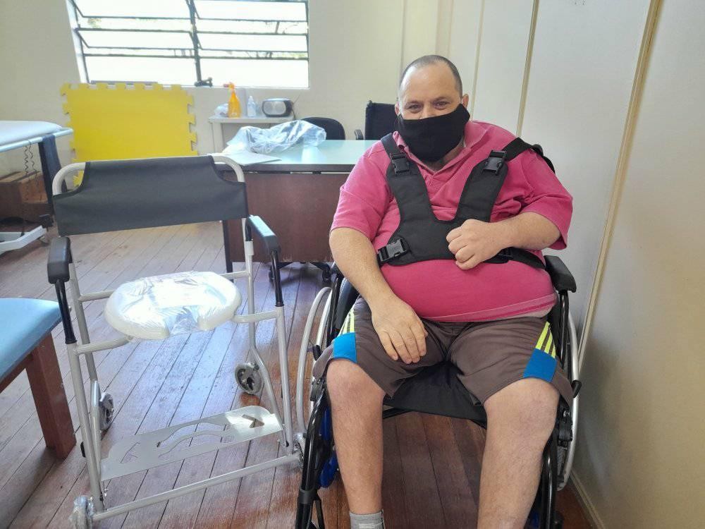  Após perda dos movimentos de um lado do corpo, rio-grandino busca por doações de cadeiras de rodas