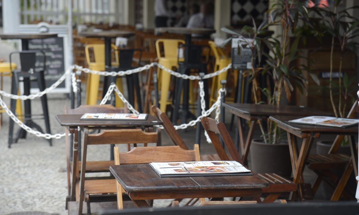Novo decreto altera limite de pessoas por mesa em bares, restaurantes, lanchonetes e similares
