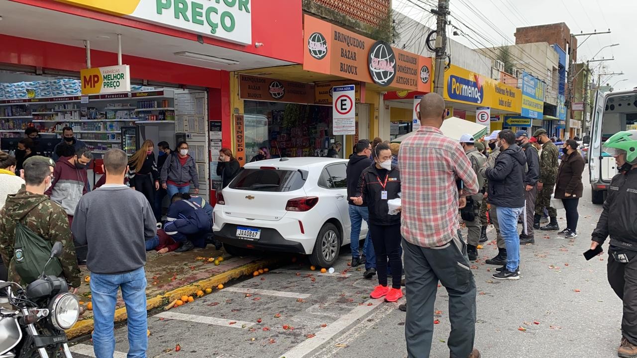 Carro invade calçada e atropela pedestres na rua 24 de Maio
