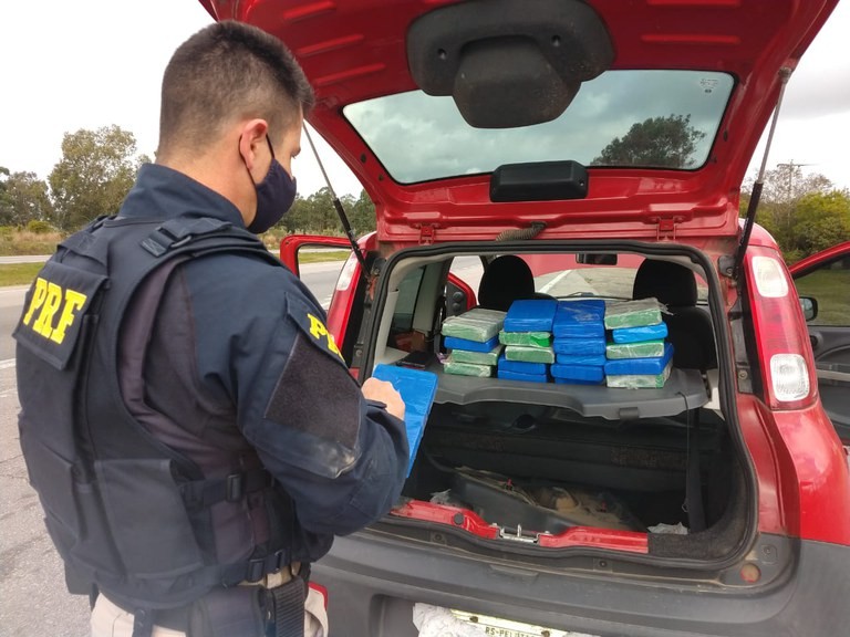 PRF prende homem com 20 kg de cocaína na BR-392, em Rio Grande