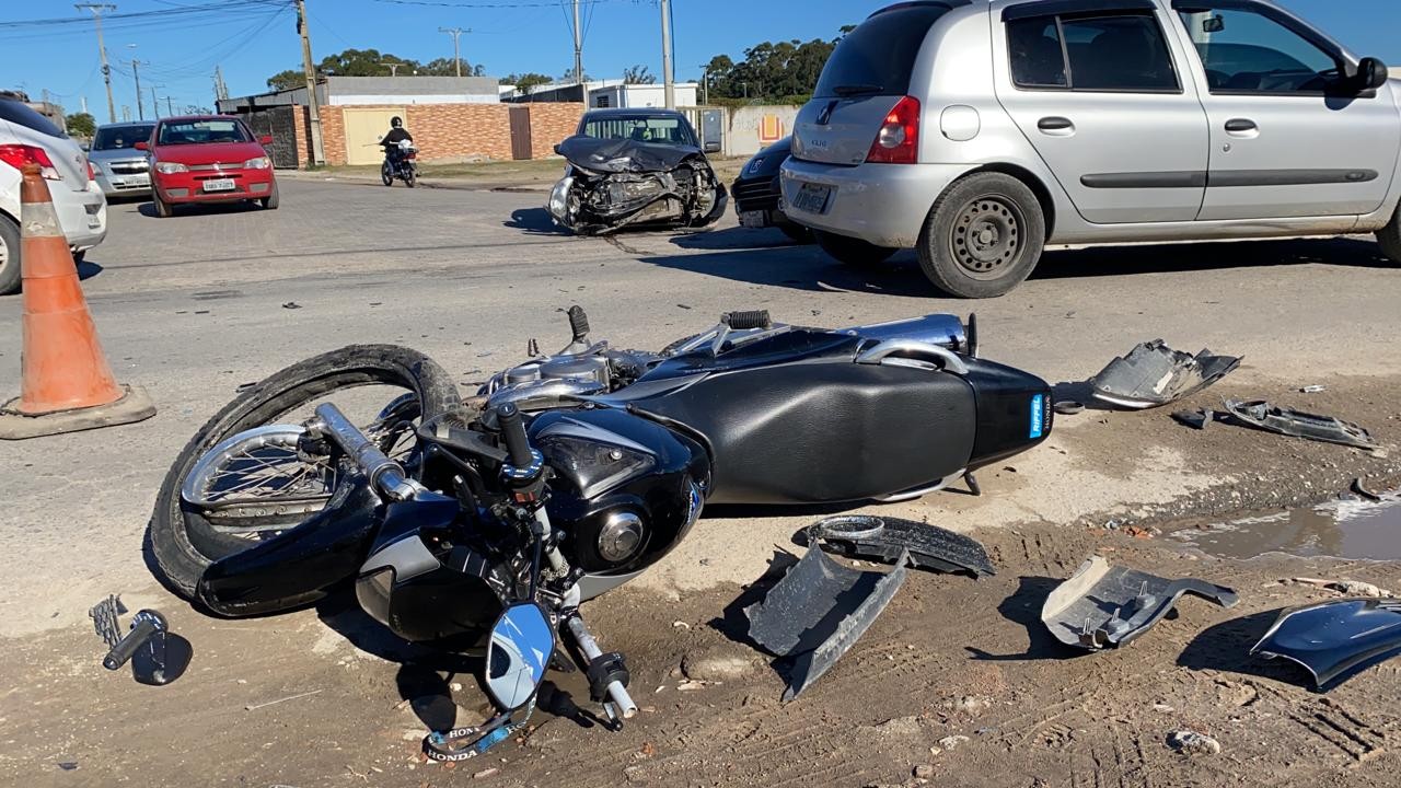 Acidente deixa dois homens feridos na Roberto Socoowski