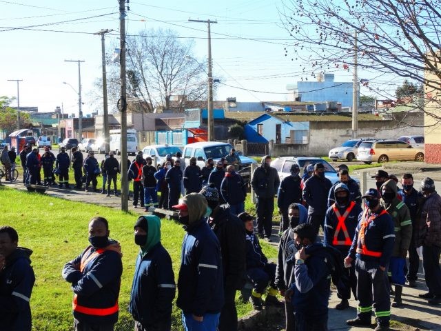 Trabalhadores da Limpeza Urbana de Rio Grande foram vacinados nesta sexta-feira (25)