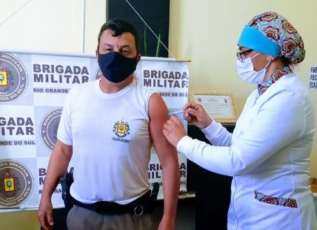 Policiais do 6º BPM começaram a receber a 2ª dose da vacina contra a Covid-19 nesta segunda-feira (28)