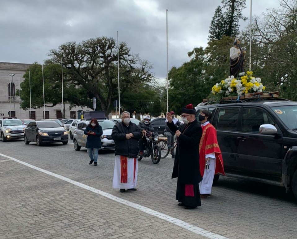 Dezenas de carros marcaram presença na carreata de São Pedro em Rio Grande