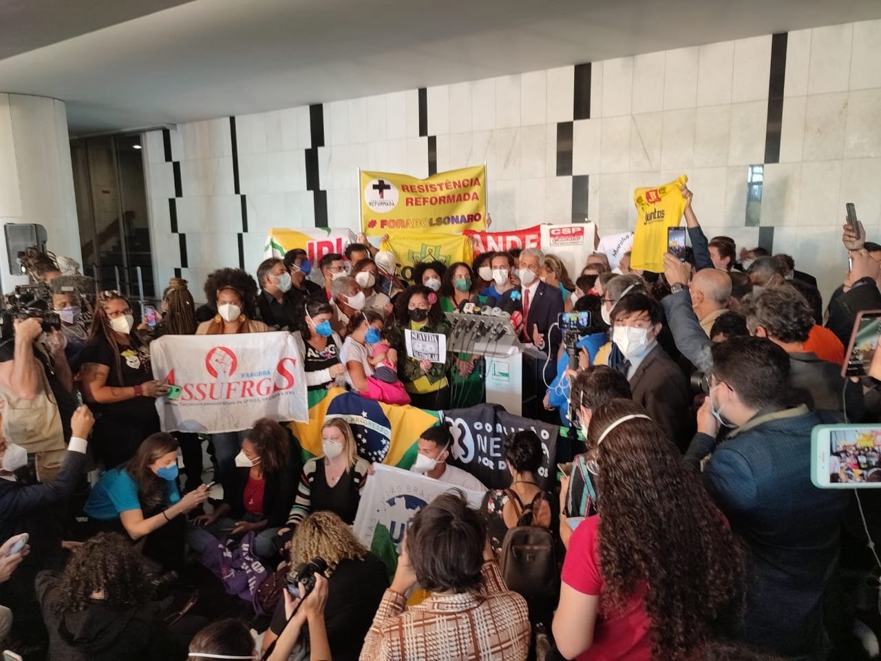 Câmara recebe "superpedido" de impeachment do presidente Jair Bolsonaro