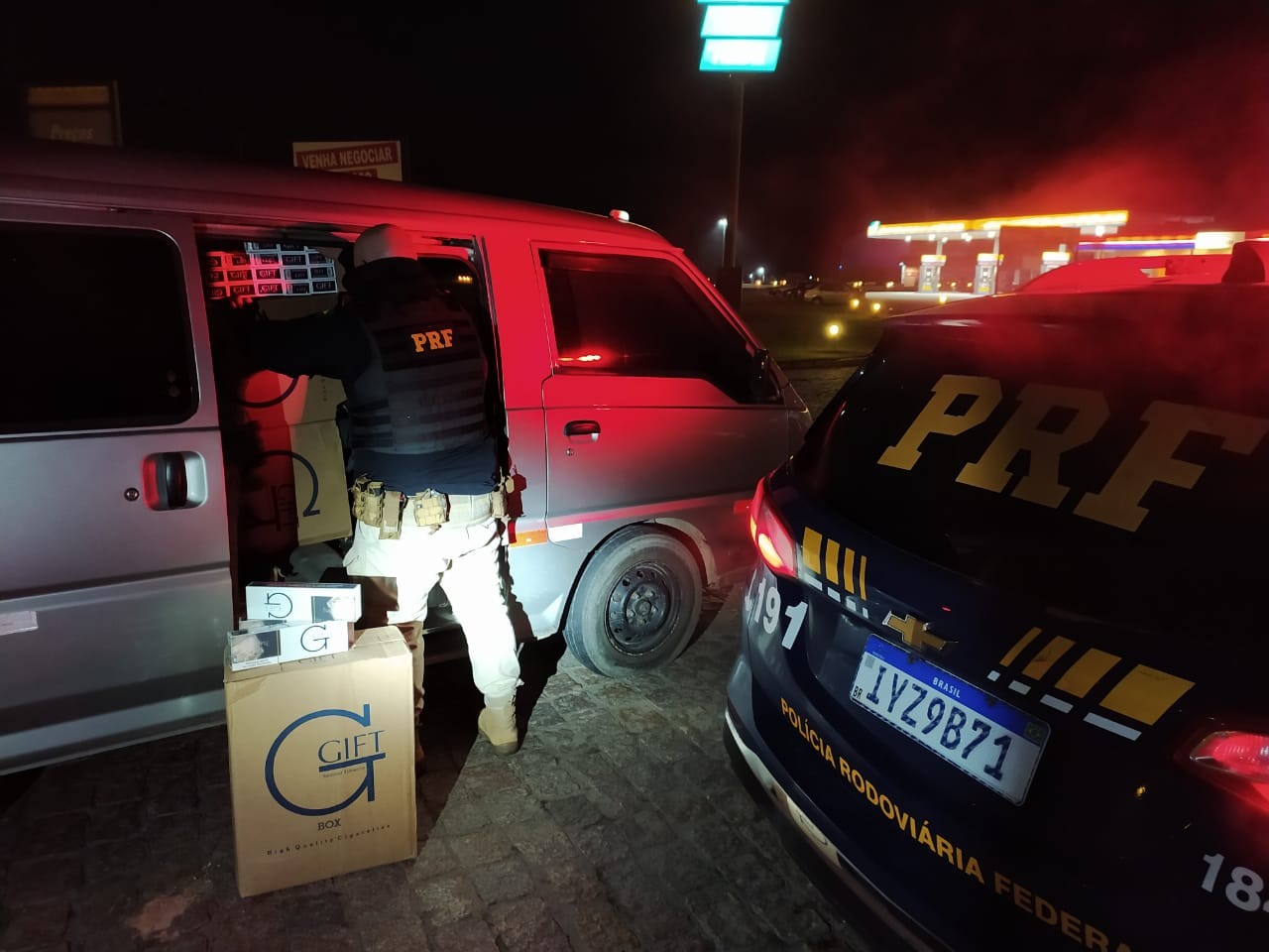 PRF prende contrabandista com van carregada de cigarros em Rio Grande