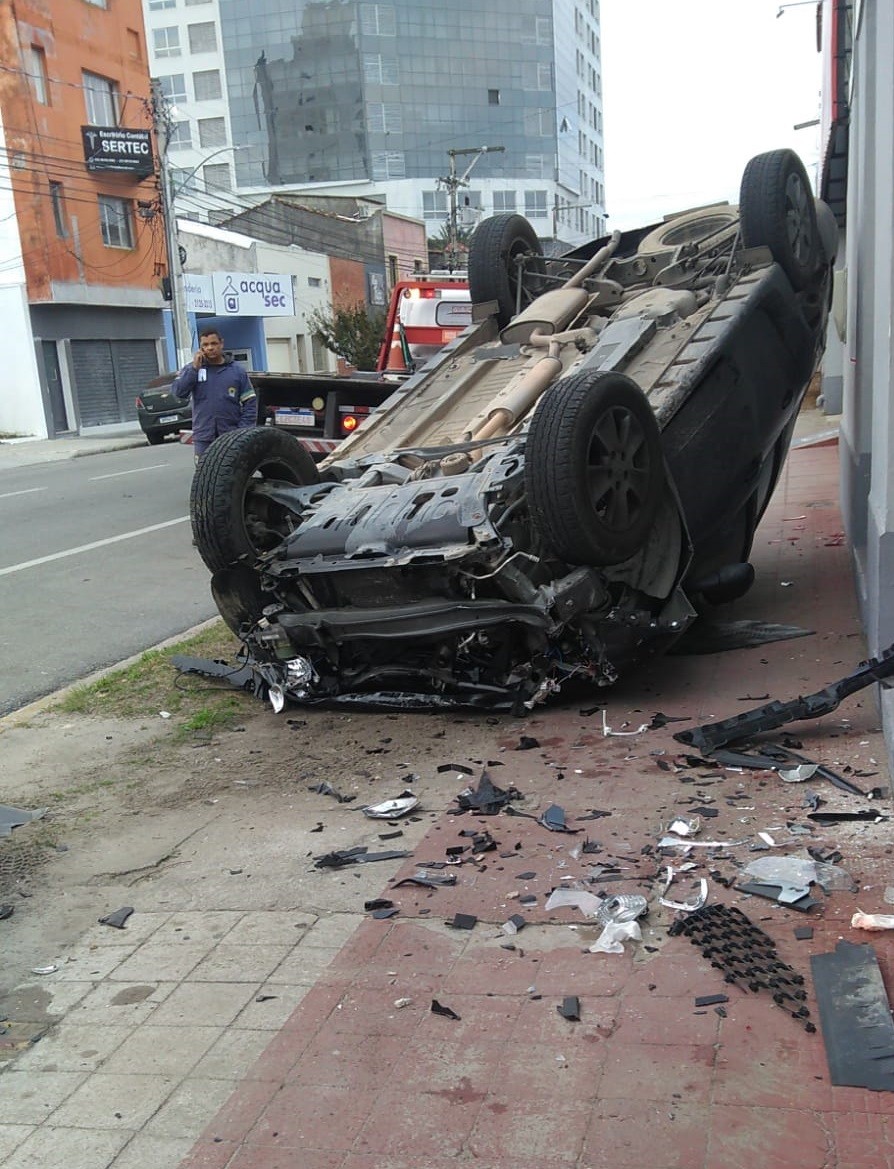 Veículo capota após colisão no Centro de Rio Grande