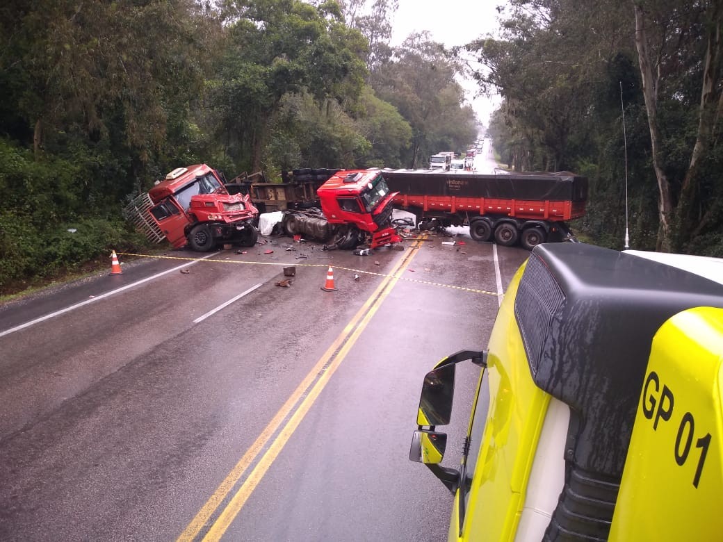 Acidente envolvendo dois caminhões e uma moto deixa uma pessoa morta na BR-392, em Pelotas