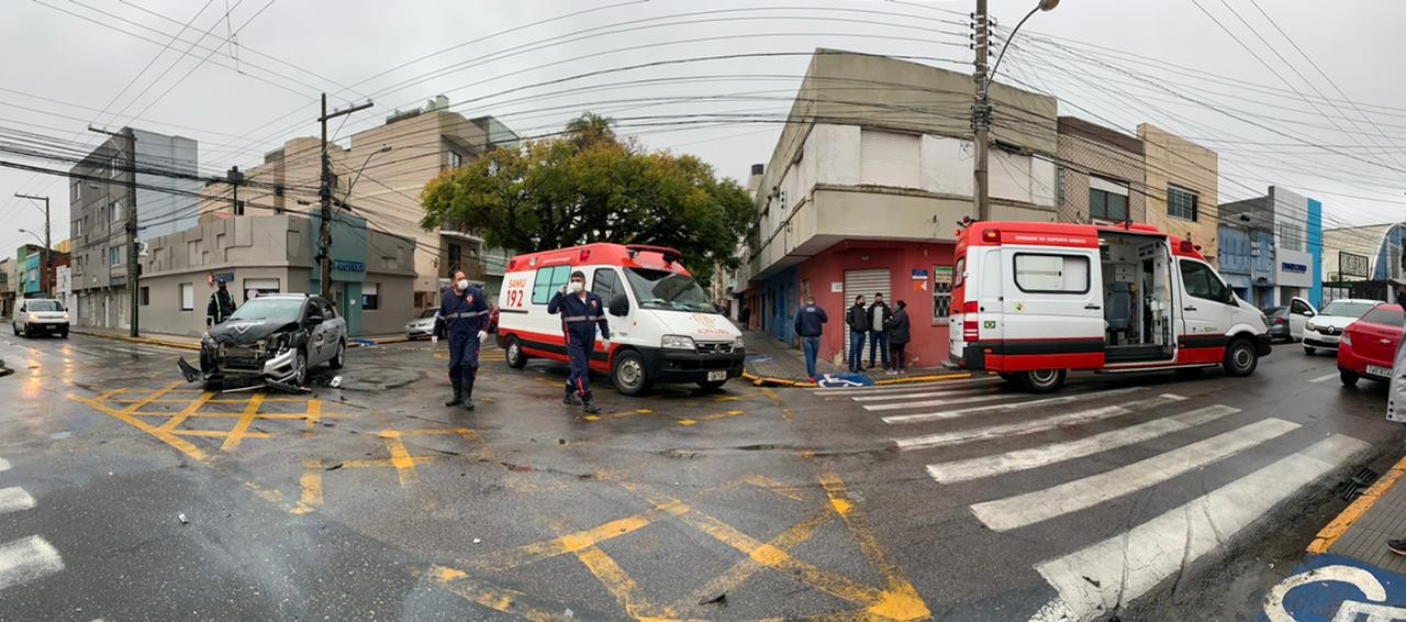 Casal fica ferido após acidente envolvendo dois carros no centro de Rio Grande