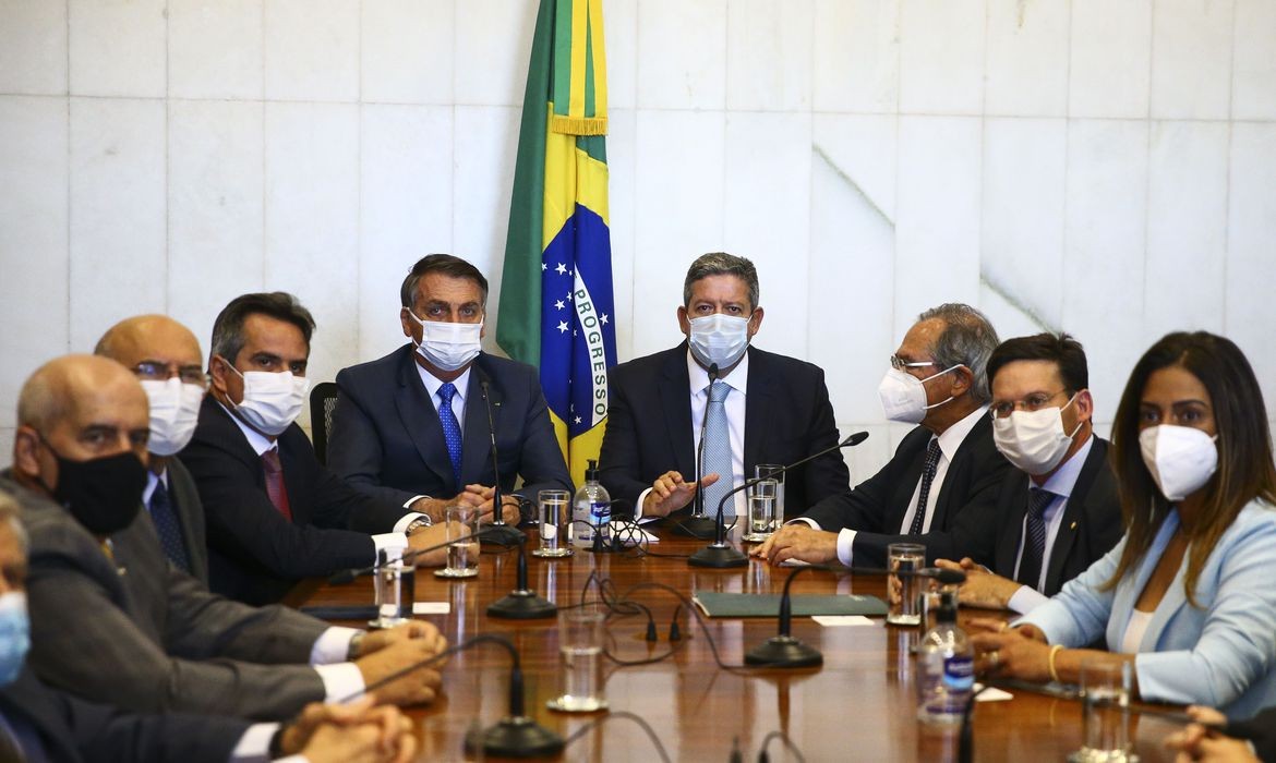 Bolsonaro entrega proposta que transforma o Bolsa Família no programa Auxílio Brasil