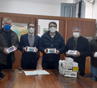 Prefeitura de Rio Grande recebe aparelhos celulares da Receita Federal