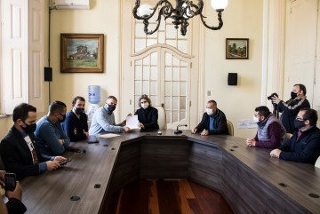 Prefeita de Pelotas sanciona Lei do Auxílio Emergencial para mulheres em situação de vulnerabilidade econômica