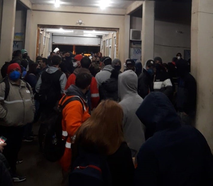Caos em SJN: passageiros do transporte aquaviário se revoltam com a falta de lanchas