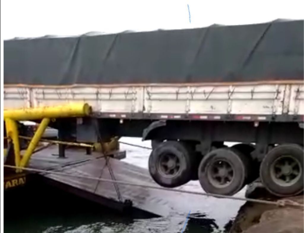 Caminhão teve problemas para embarcar em balsa e quase caiu na água; confira os vídeos