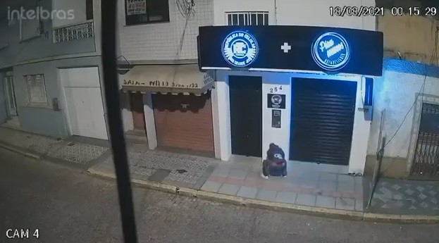 Câmeras de segurança flagram marginal furtando um hidrômetro no Centro de Rio Grande durante a madrugada; confira o vídeo