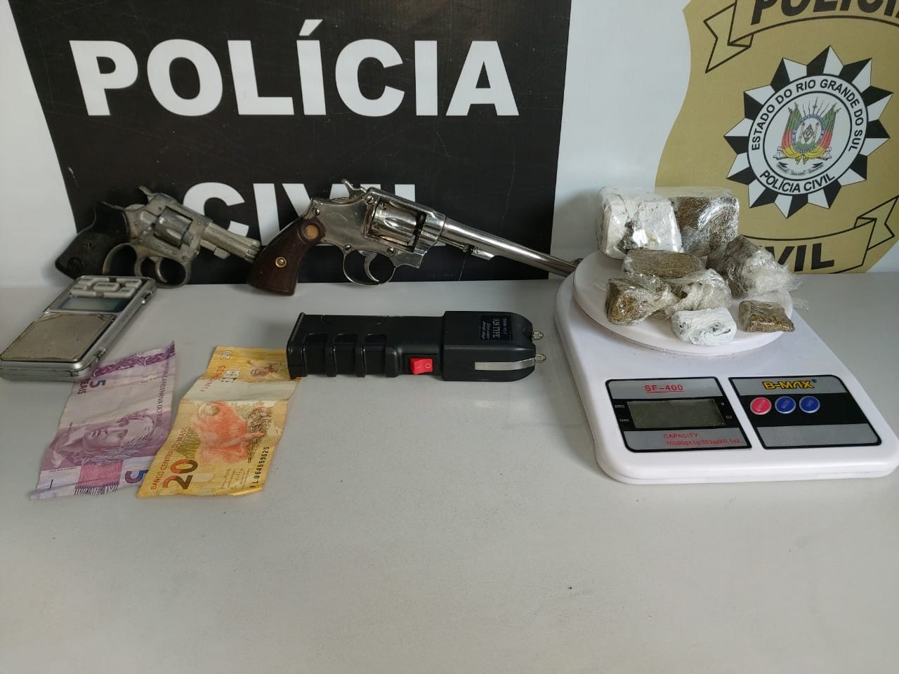 Mulher é presa por porte ilegal de arma de fogo e tráfico de drogas no bairro Hidráulica