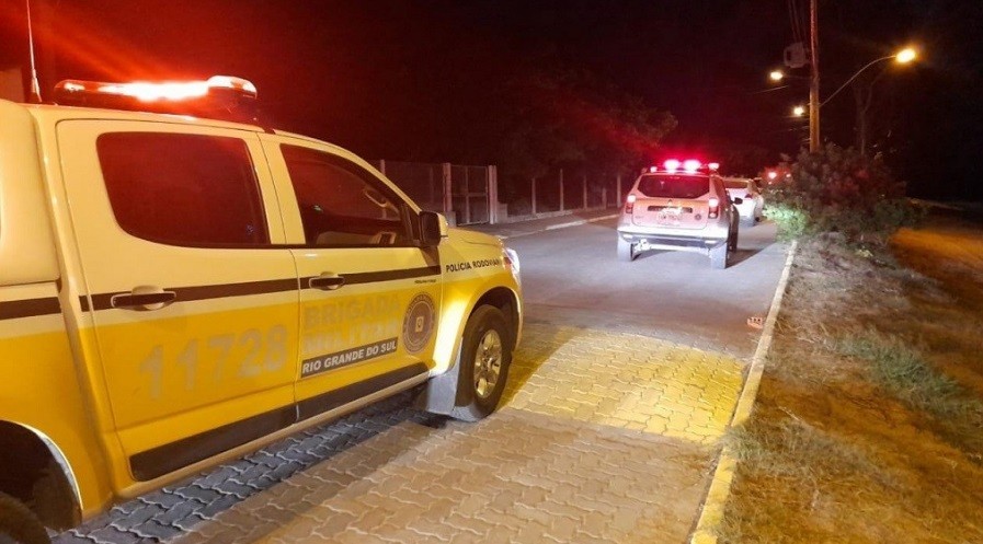 2º Batalhão Rodoviário prende homem por descumprimento de prisão domiciliar na ERS-734, em Rio Grande
