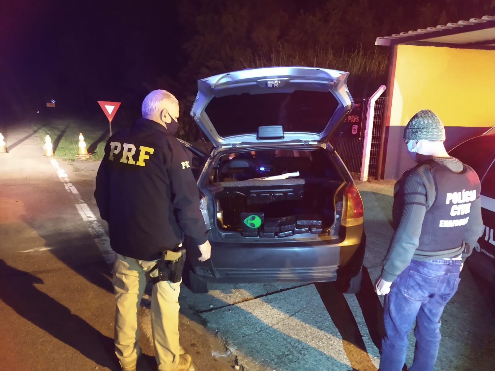 PRF e PC prendem três traficantes e apreendem 10 quilos de cocaína na BR-116, em Pelotas
