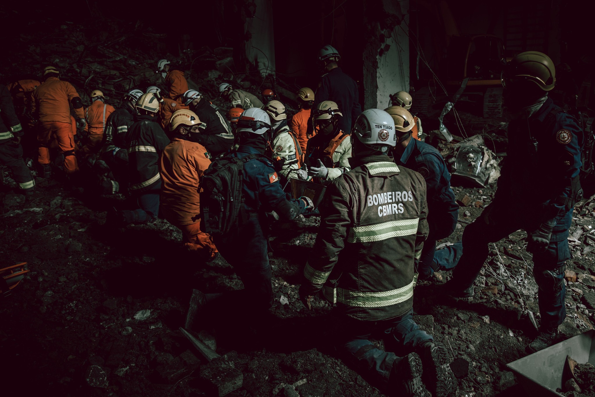 Bombeiros mortos em incêndio na SSP são velados em Porto Alegre