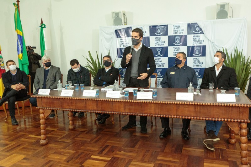 'A duplicação da ERS-734 é um compromisso que temos com a cidade do Rio Grande' diz Eduardo Leite em visita ao município