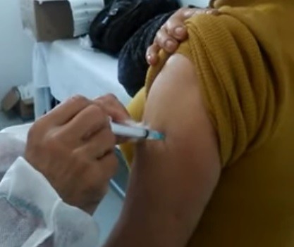 Servidor da Saúde de Candiota finge aplicar a 2ª dose da vacina contra a Covid-19 em idosa e é afastado de sua função