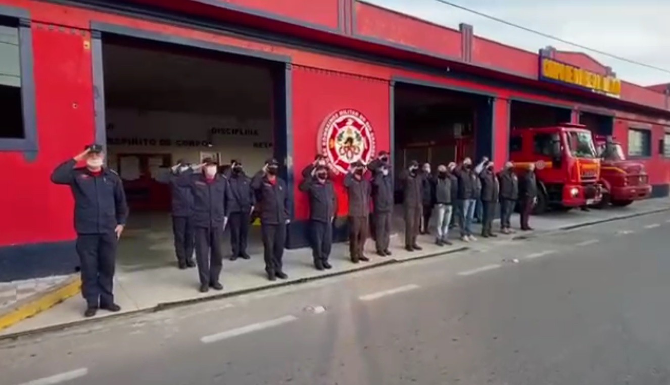 Corpo de Bombeiros de Rio Grande realiza homenagem aos agentes que faleceram no incêndio da SSP; confira o vídeo
