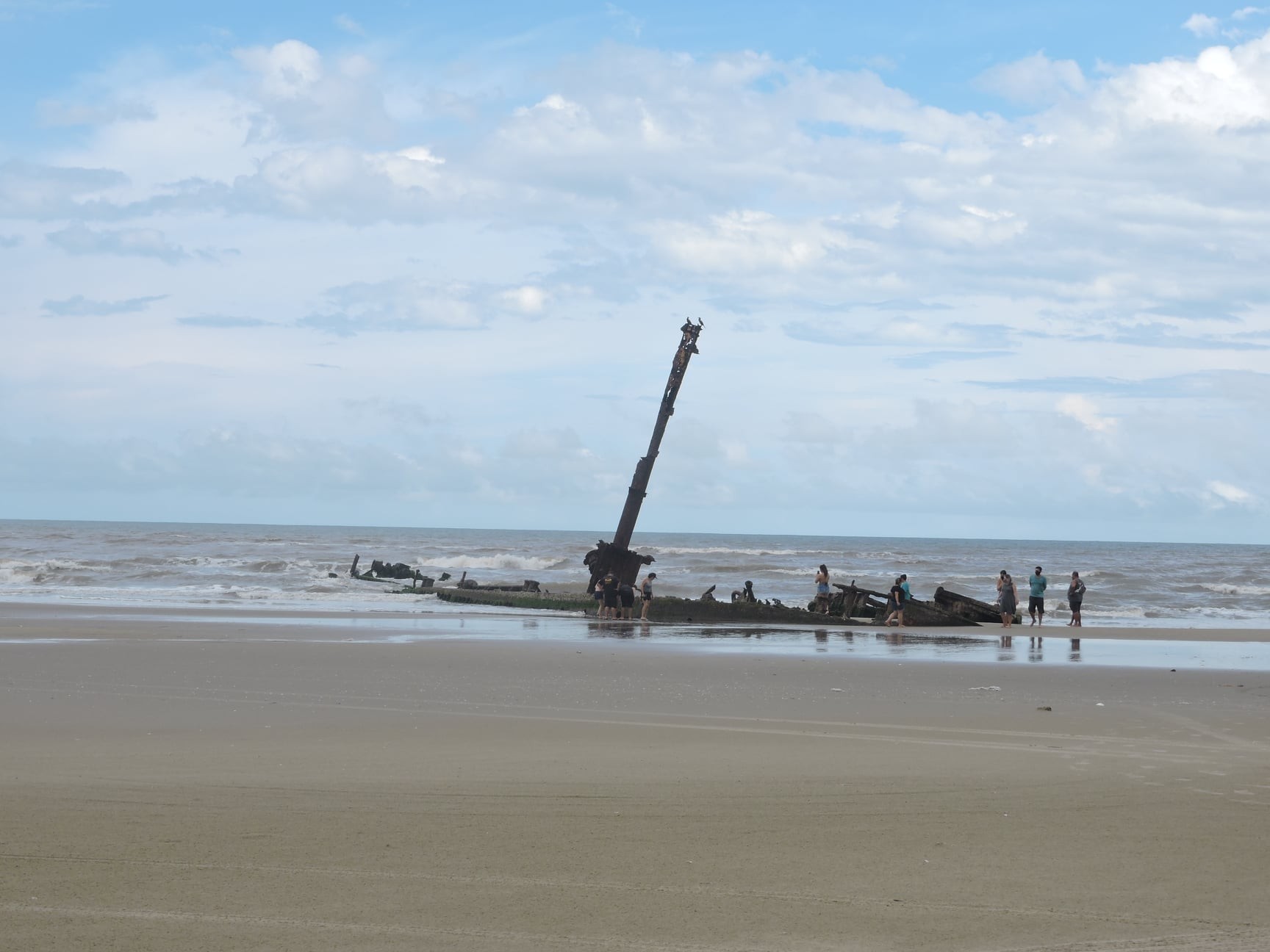 Criminoso rouba carro e abandona casal após o navio Altair, no Balneário Cassino
