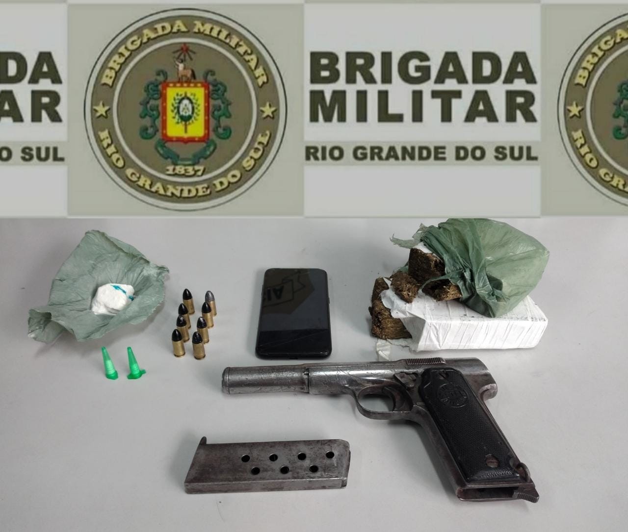 Homem é preso por tráfico de drogas e porte ilegal de arma de fogo no bairro Cidade de Águeda