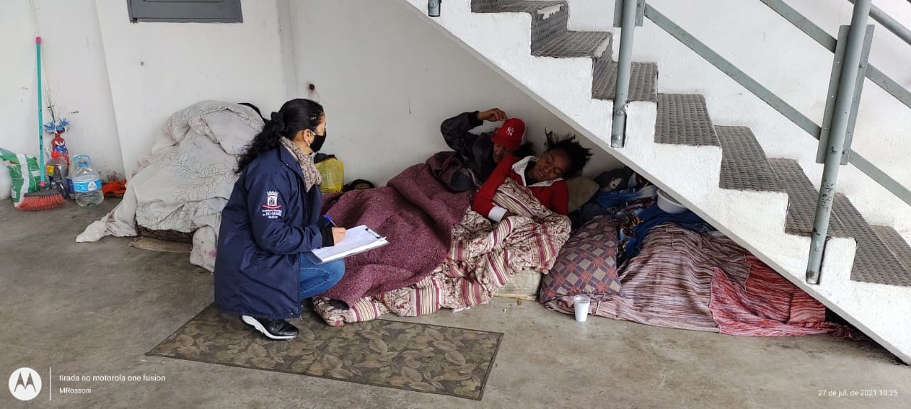 Abrigo acolhe mais de 50 moradores de rua durante noite com baixas temperaturas em Rio Grande