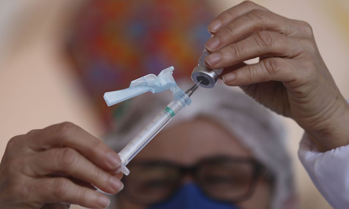 Com 60% da população vacinada com a primeira dose, mortes e casos de Covid-19 caem 40%