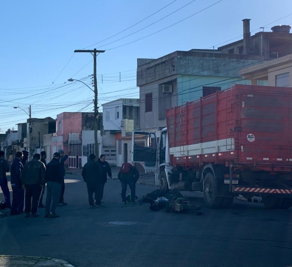 Acidente entre caminhão e motocicleta deixa dois feridos no BGV, em Rio Grande