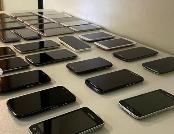 Termo que garante a doação de celulares a alunos em situação de vulnerabilidade social é assinado em Rio Grande
