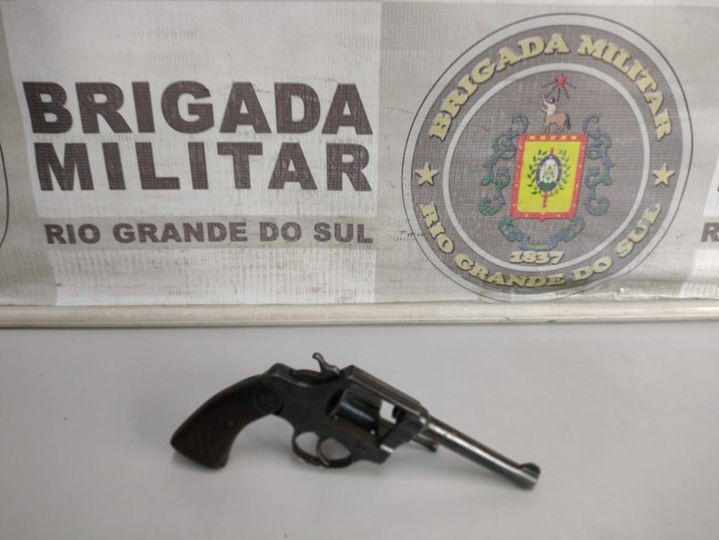 Brigada Militar prende homem por porte ilegal de arma de fogo; ele estava ameaçando pessoas