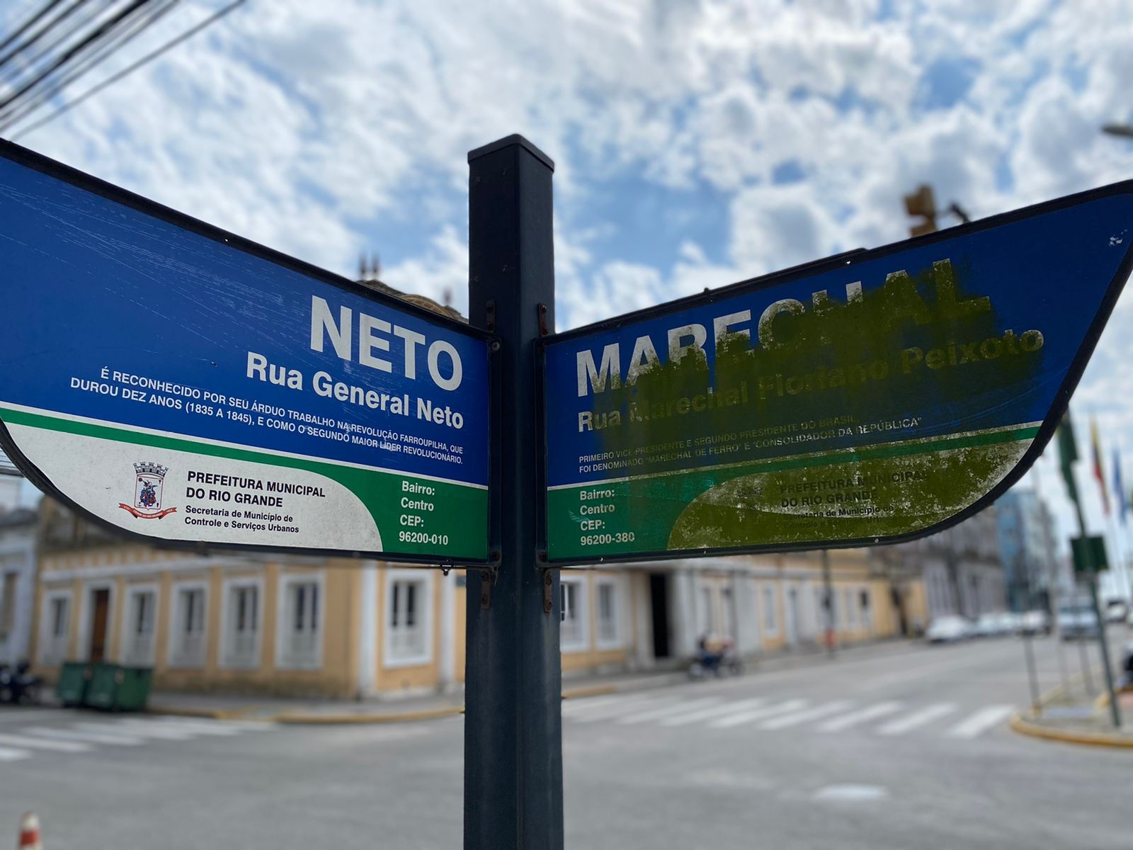 Projeto que permite anúncios publicitários em placas indicativas de ruas da cidade é aprovado na Câmara