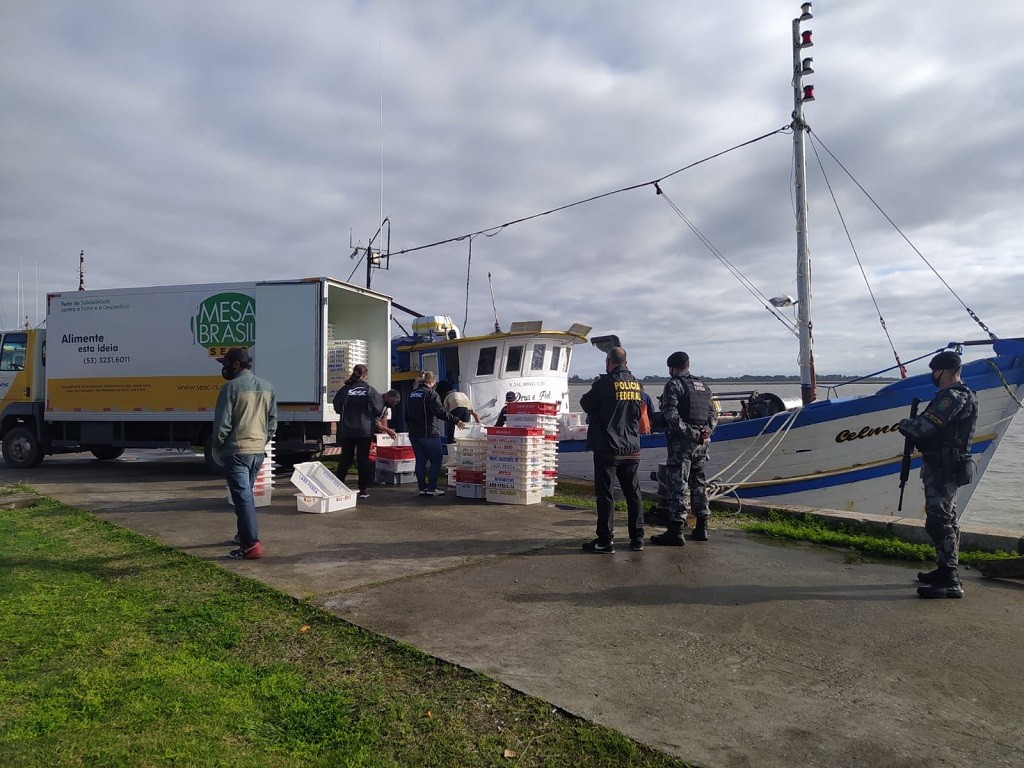 Polícia Federal apreende 3 toneladas de pescado em RG; o alimento está sendo distribuído pelo Mesa Brasil