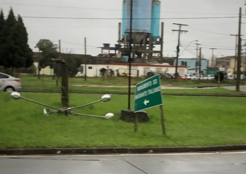 Ventania provoca queda de poste no Trevo de Rio Grande