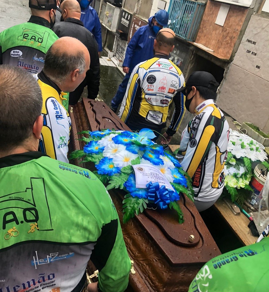 Comoção: amigos e familiares prestam as últimas homenagens ao ciclista Rafael Alimena